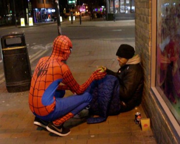 spider-man-helps-feeds-homeless-birmingham-uk-5
